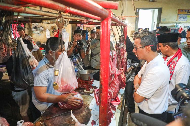 Pj Gubernur Heru Budi Hartono mengunjungi pedagang daging.