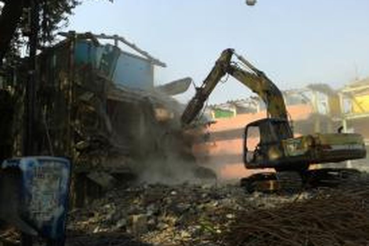 Sebuah eskavator digunakan untuk membongkar menara C Rusun Angke, Tambora, Jakarta Barat, Rabu (21/8/2013). Empat menara di rusun tersebut dibongkar dan akan diremajakan menjadi tiga menara dengan 16 lantai.