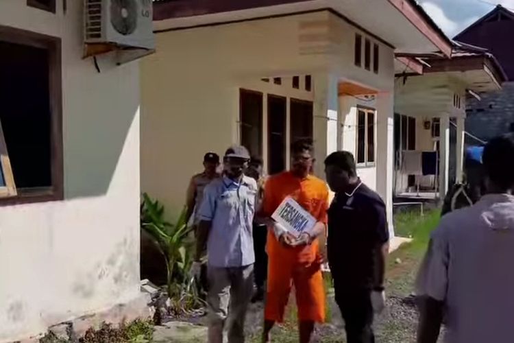 Aditya Hanafi, tersangka kasus pembunuhan pegawai BPS Halmahera Timur saat menjalani rekonstruksi di rumah dinas BPS pada Jumat (8/8/2025) lalu