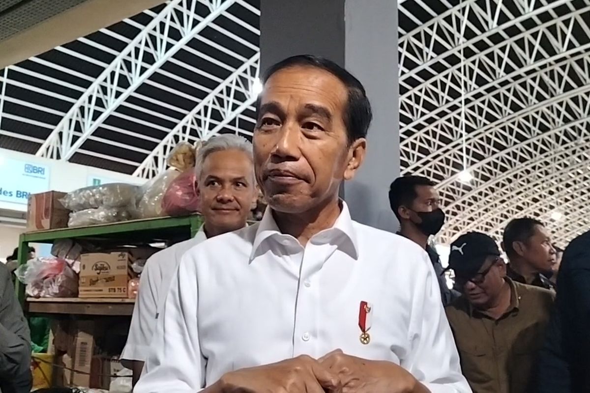 Potret kekompakan Presiden Joko Widodo (Jokowi) dan Gubernur Jawa Tengah, Ganjar Pranowo kembali terlihat saat melakukan kunjungan di Pasar Legi, Kota Solo, Senin (10/4/2023), sore.