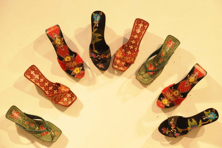 Desain kelom dalam pameran seni tradisional kelom dan payung geulis Si Geulis dari Tasikmalaya