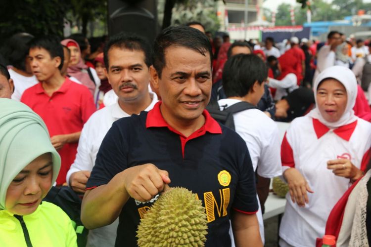 Menteri Pertanian Andi Amran Sulaiman tegaskan pihaknya akan mengembangkan potensi buah-buahan lokal dengan bantuan bibit, pupuk, dan optimalisasi lahan tidak produktif.