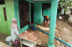 Banjir Surut, Warga di Pejaten Timur Bersihkan Rumah dari Lumpur