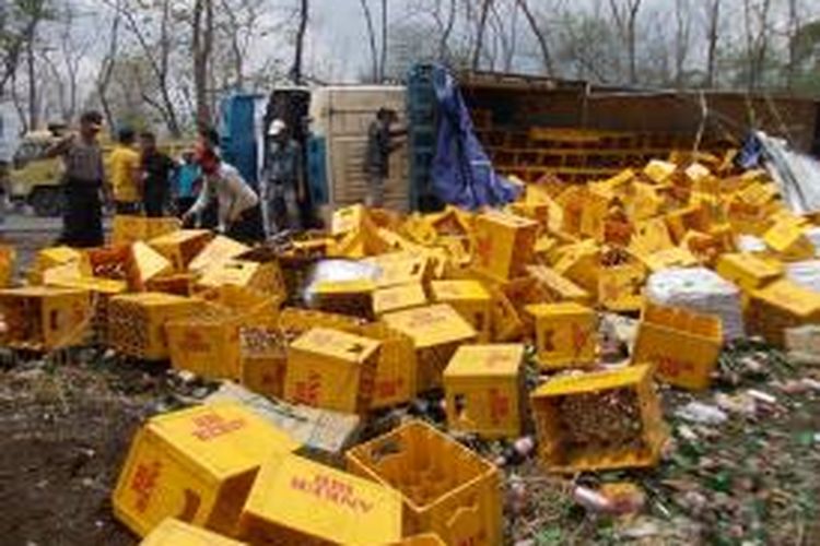 Ribuan botol bir tumpah di Hutan Baluran Situbondo. Hal itu diakibatkan tergulingnya truk yang mengangkutnya, karena rem blong.