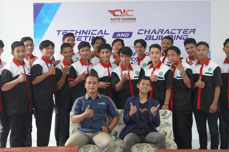 Siswa dan instruktur OJC Auto Course