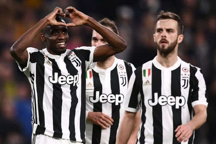 Gelandang Blaise Matuidi merayakan gol Juventus ke gawang Atalanta pada pertandingan Serie A di Stadion Allianz Turin, Rabu (14/3/2018).