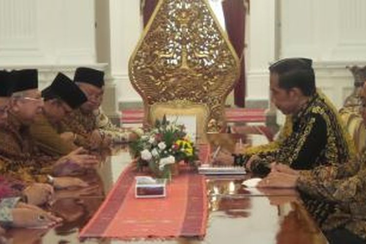 Presiden Joko Widodo saat menemui jajaran pengurus Majelis Ulama Indonesia di Istana Merdeka, Selasa (5/1/2015)