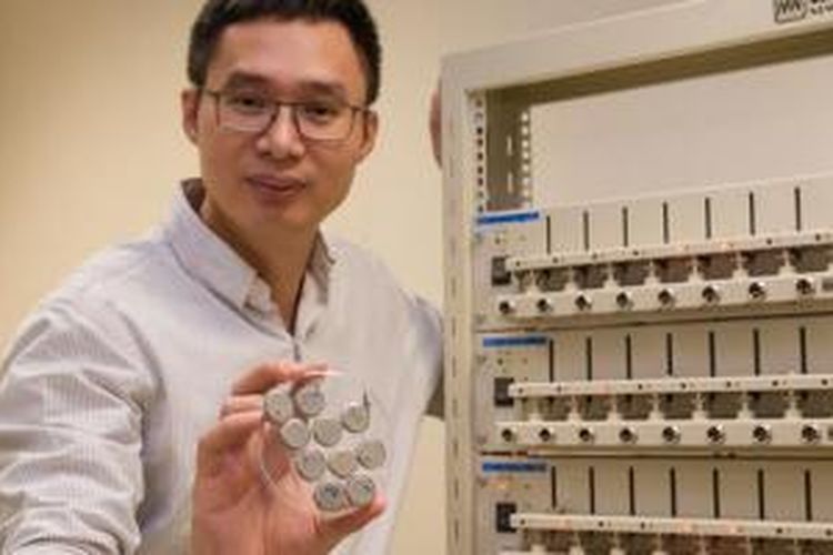 Profesor Chen dari NTU menunjukkan baterai dengan waktu charging super cepat bikinan tim ilmuwan universitasnya 