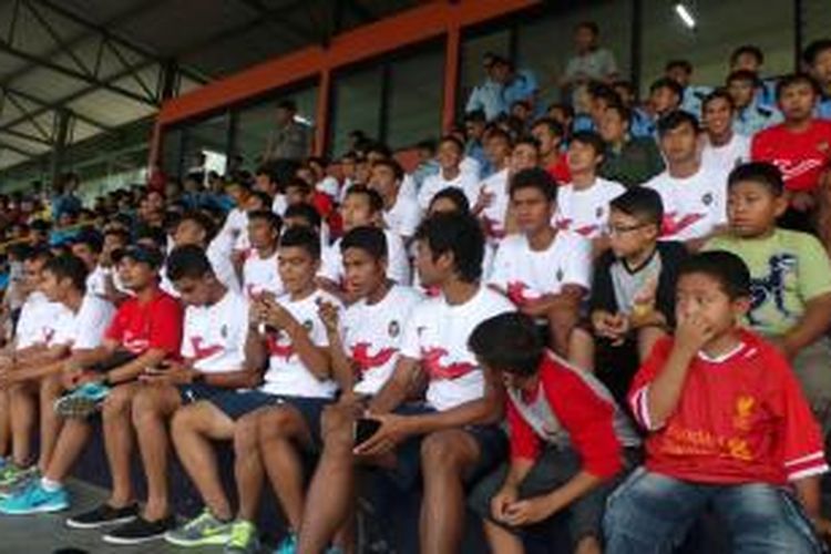 Tim nasional Indonesia U-19 memanfaatkan waktu libur pada Minggu (10/9/2013), dengan menyaksikan final kejuaraan kelompok umur 16 tahun antara Kelurahaan Temas kontra Kelurahaan Ngaglik di Stadion Brebes, kota Batu, Jawa Timur. 