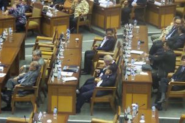 Lima anggota Fraksi Partai Demokrat tetap mengikuti sidang paripurna RUU PIlkda, Jumat (26/9/2014) dini hari, ketika fraksi tersebut memutuskan walkout.