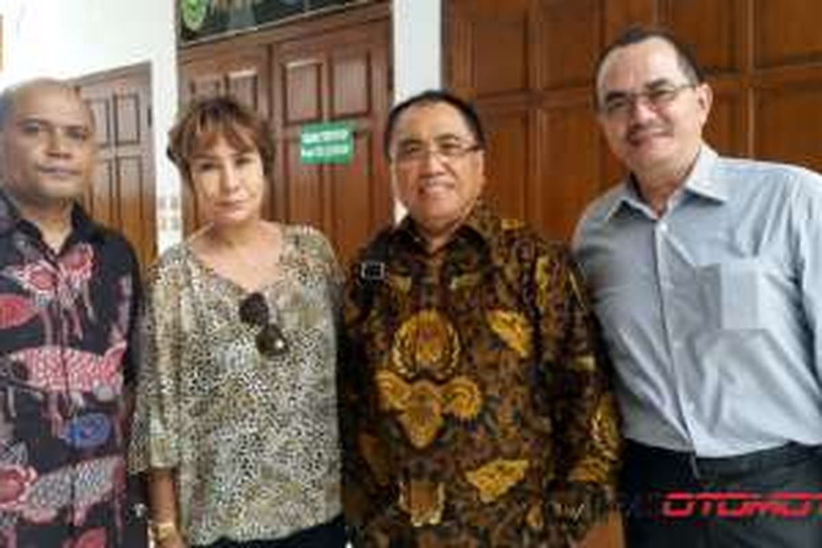 Jean Andre Dumais (paling kanan), bersama kuasa hukumnya Syarifuddin Noor (kedua dari kanan) dan istrinya Debby Sahertian. 