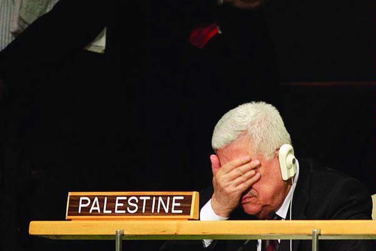 Presiden Palestina Mahmoud Abbas menutup mata dengan tangannya sewaktu Presiden Amerika Serikat Barack Obama berpidato dalam sesi ke-66 Sidang Majelis Umum Perserikatan Bangsa-Bangsa di Markas PBB, New York, AS, Rabu (21/9).