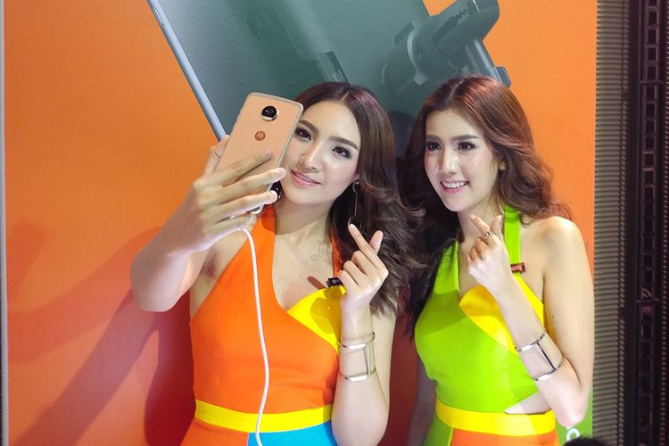 Model memeragakan kamera selfie Moto Z2 Play di acara peluncuran di Bangkok, Rabu (5/7/2017).
