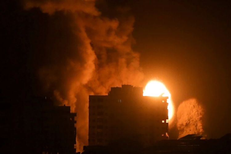 Asap dan kobaran api membubung dari sebuah gedung saat serangan udara oleh Israel di tengah peningkatan kekerasan antara Israel dan Palestina, Senin, 17 Mei 2021. 