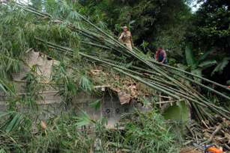 Warga bergotong royong membersihkan pohon bambu yang menimpa rumah di lokasi tanah longsor Kampung Kopeng, Kelurahan Karamat, Kecamatan Guung Puyuh, Sukabumi, Jawa Barat, Senin (11/7/2016). 