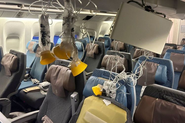 Kondisi dalam pesawat Singapore Airlines setelah mengalami turbulensi parah pada Selasa (21/5/2024). Kejadian pada pesawat Singapore Airlines penerbangan London-Singapura itu menyebabkan satu penumpang tewas dan puluhan lainnya terluka. 