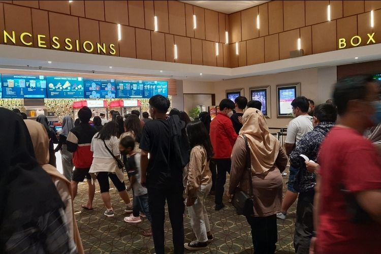 Antrean ramai pengunjung membeli tiket maupun F&B, menunggu pemutaran film Doctor Strange in the Multiverse of Madness di bioskop XXI Mal Artha Gading, Jakarta Utara, Jumat (6/5/2022).