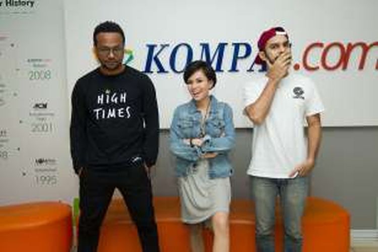Personel grup musik Dekat, Mohammed Kamga, Chevrina Anayang, dan Tahir Hadiwijoyo atau Tata (kiri ke kanan) berpose di kantor redaksi Kompas.com, Jakarta, Kamis (10/3/2016).