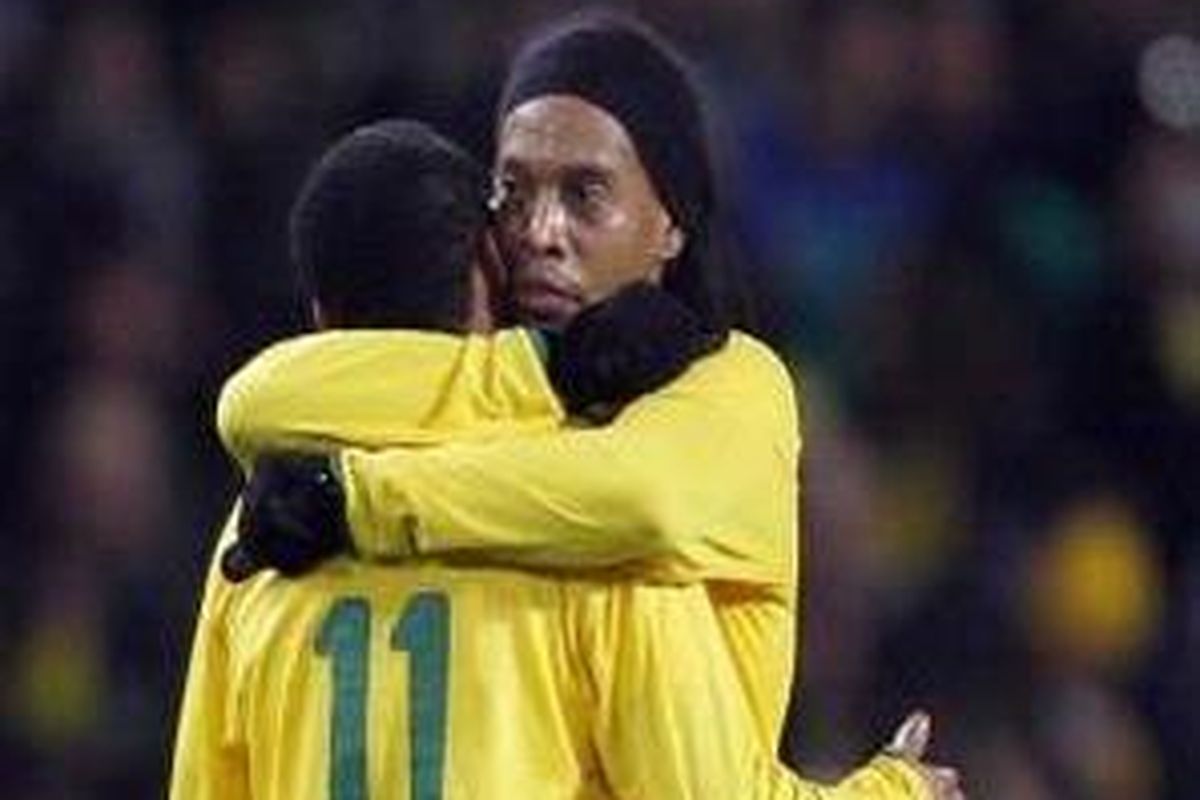 Ronaldinho (kanan) ketika membela Brasil pada laga uji coba lawan Italia di Stadion Emirates, London, 10 Februari 2009.