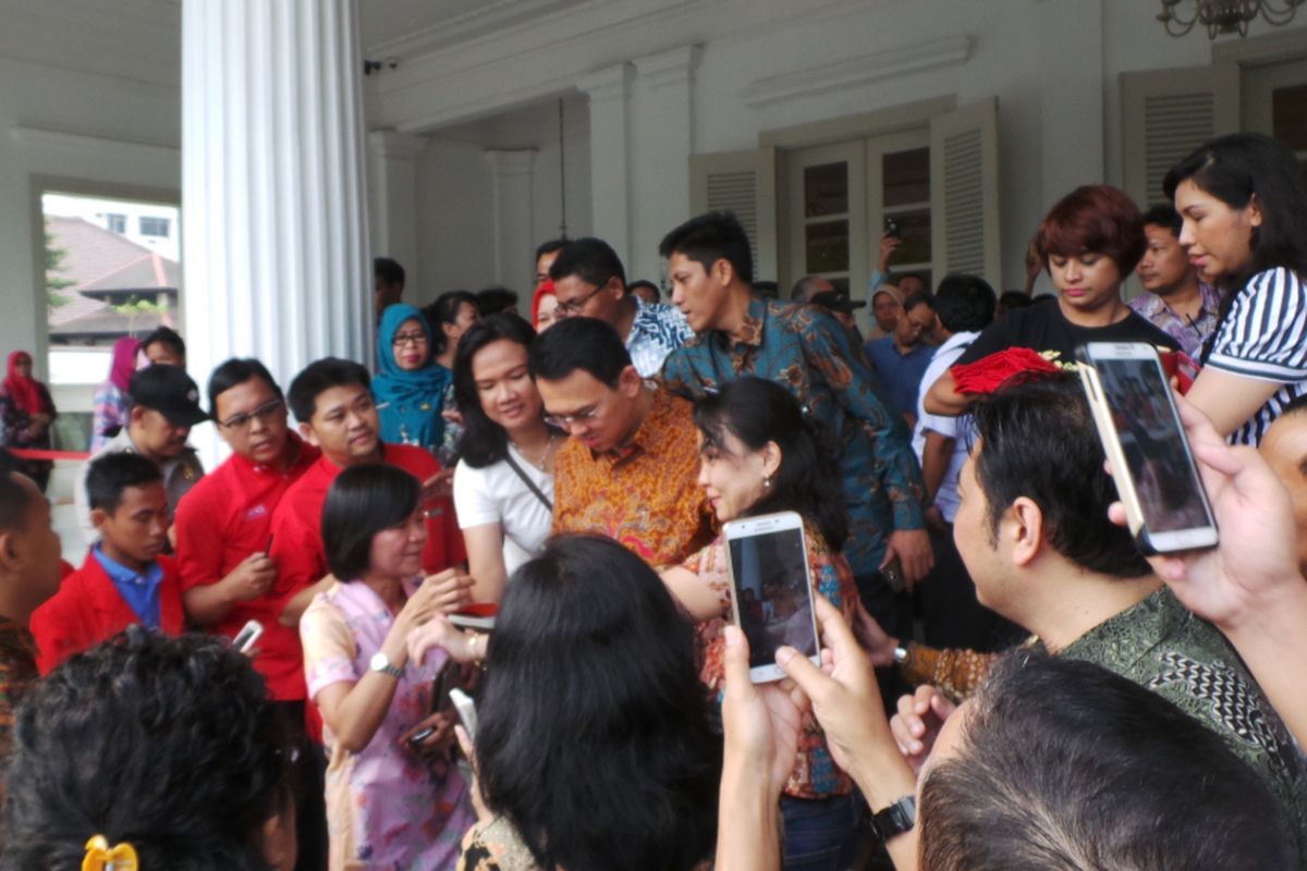 Gubernur DKI Jakarta Basuki Tjahaja Purnama atau Ahok ladeni foto warga di Pendopo Balai Kota DKI Jakarta, Jumat (21/4/2017).