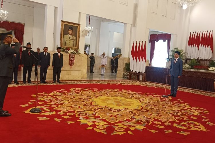 Presiden Joko Widodo saat melantik Letjen Agus Subiyanto sebagai Kepala Staf Angkatan Darat (KSAD) di Istana Negara, Rabu (25/10/2023).