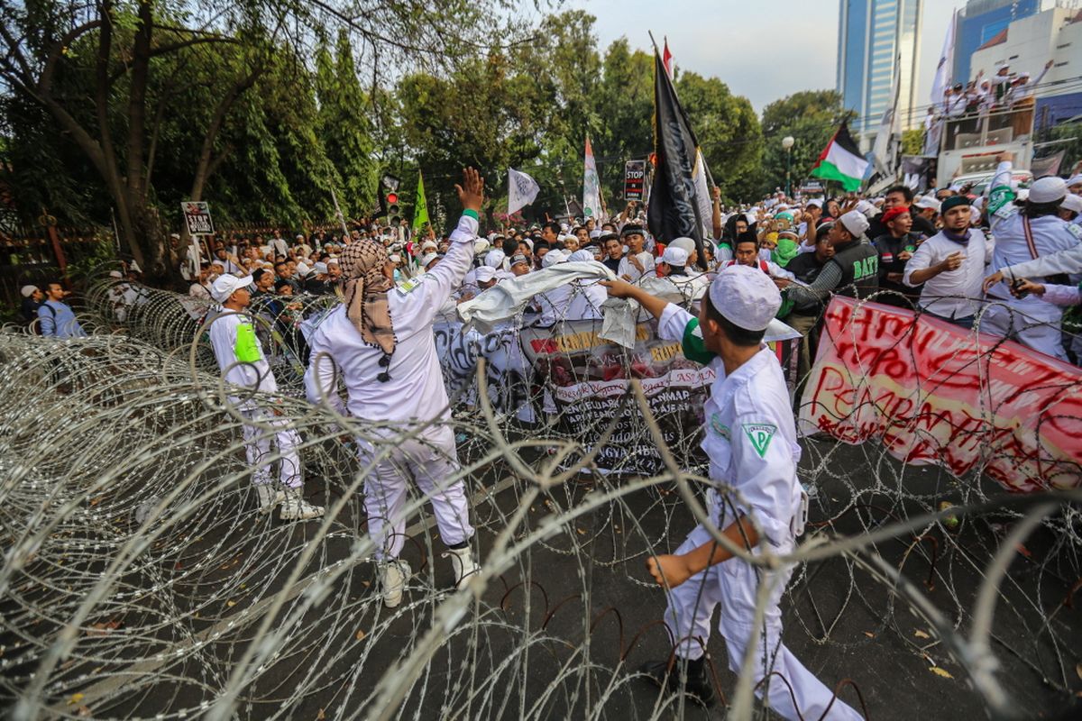 Massa menggelar aksi unjuk rasa di depan Kedutaan Besar (Kedubes) Myanmar di Jalan Agus Salim, Menteng, Jakarta Pusat, Rabu (6/9/2017). Massa mengecam tindakan kekerasan terhadap umat Islam Rohingya dan meminta Pemerintahan Republik Indonesia memutus hubungan diplomasi serta menurunkan bendera Myanmar di Kantor Kedutaaan Besar Myanmar.