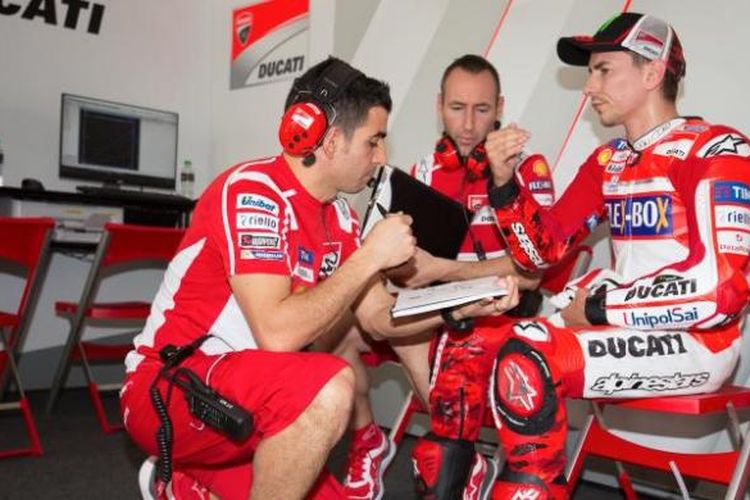 Pebalap Ducati Team asal Spanyol, Jorge Lorenzo (kanan), berdiskusi dengan timnya saat menjalani sesi tes pramusim MotoGP 2017 di Sirkuit Sepang, Malaysia, Senin (30/1/2017).