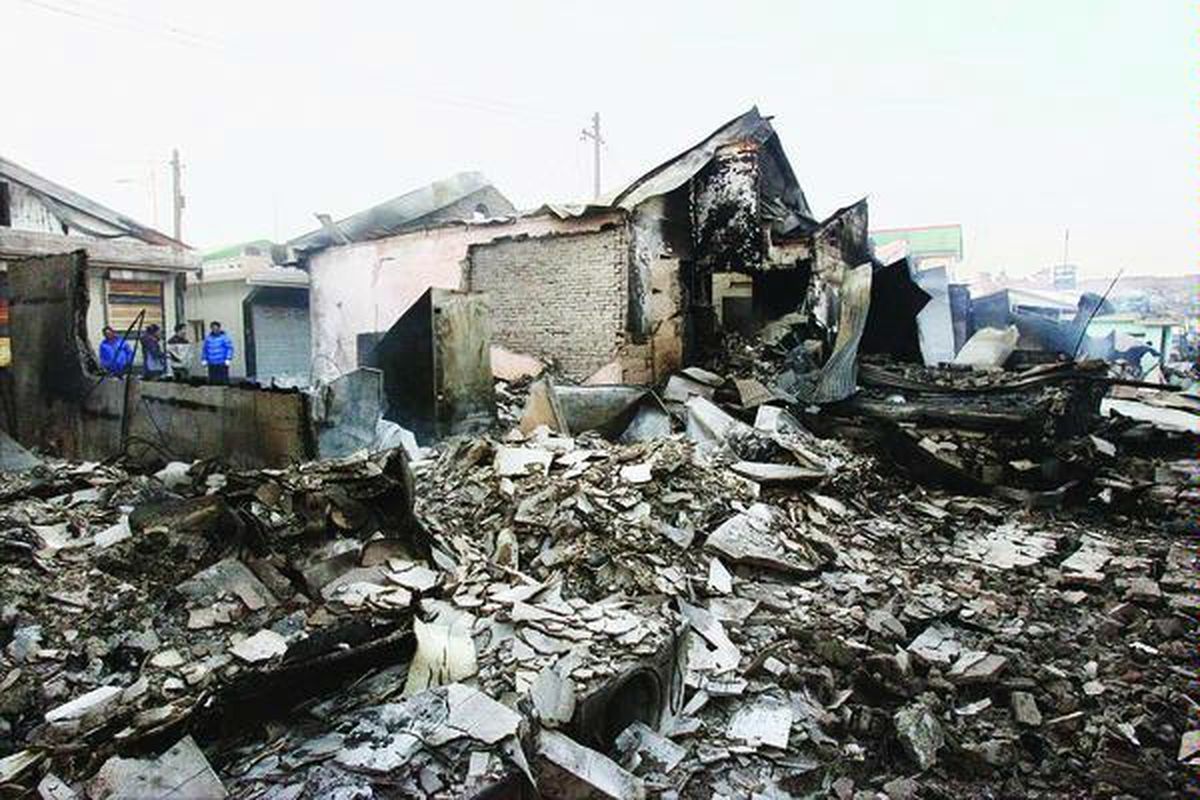 Foto yang dibuat Rabu (24/11) oleh kantor wilayah Ongjin memperlihatkan rumah-rumah yang hancur di Pulau Yeongpyeong akibat kontak senjata antara Korea Utara dan Korea Selatan dalam sengketa perairan di Laut Kuning sehari sebelumnya.