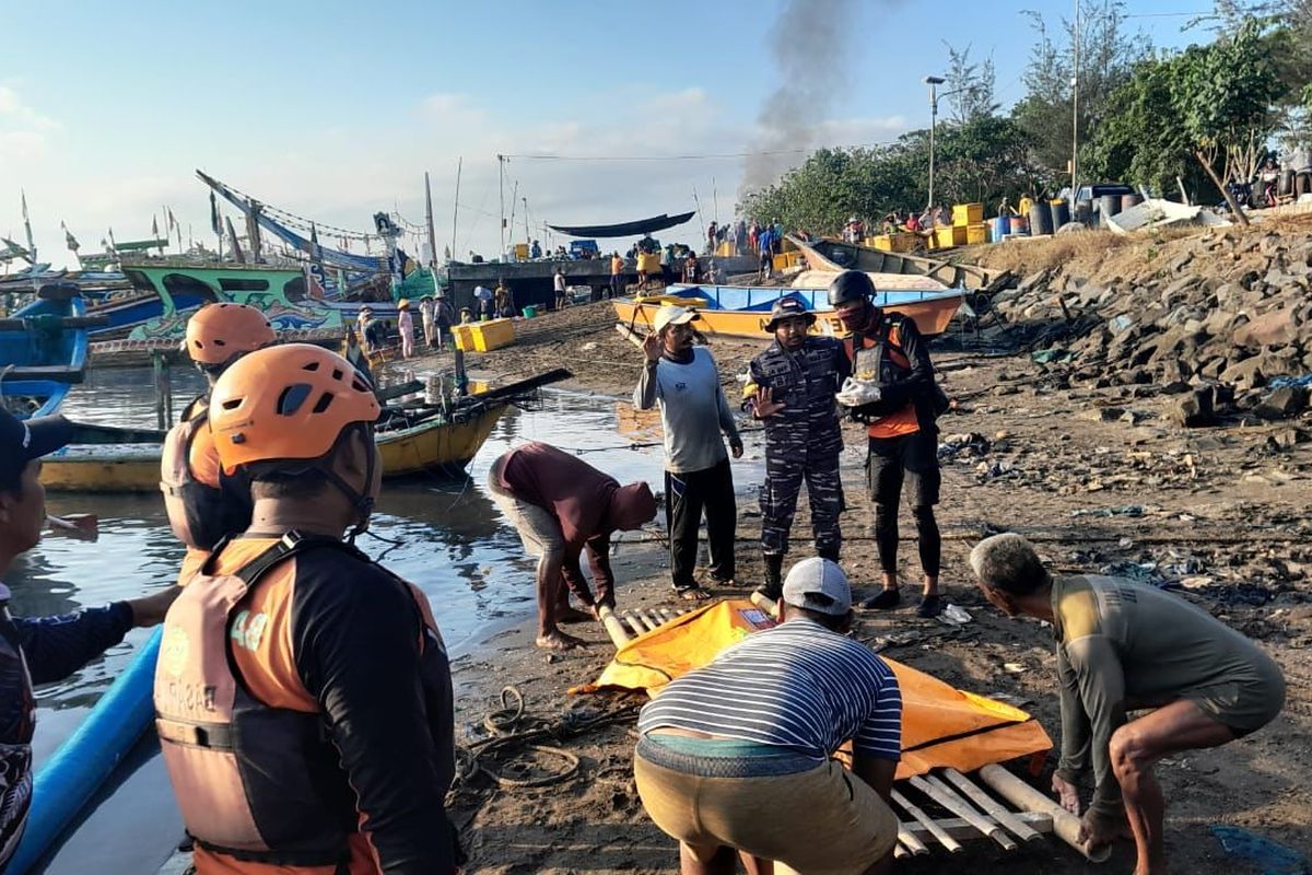 Petugas saat mengevakuasi korban ke darat 