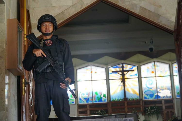 Polisi bersenjata lengkap ditempatkan di Gereja Katedral Kristus Raja Purwokerto, Kabupaten Banyumas, Jawa Tengah, Selasa (24/12/2019).