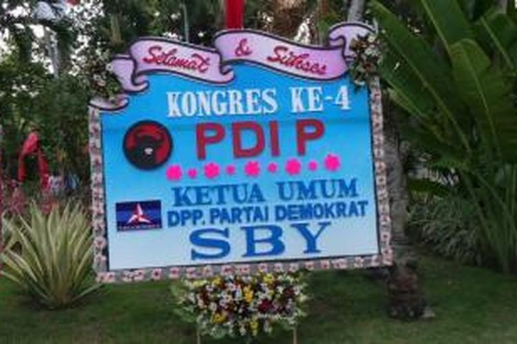Karangan bunga dari Ketua Umum DPP Partai Demokrat Susilo Bambang Yudhoyono untuk pelaksanaan Kongres IV PDI-P di Sanur, Bali.
