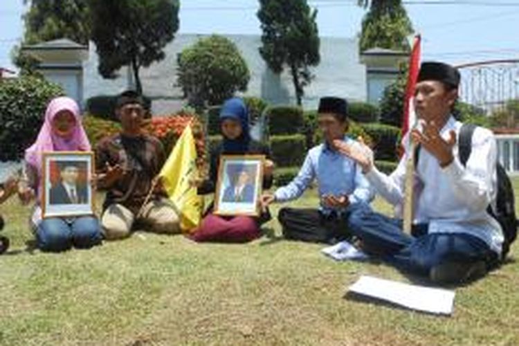 Santri dan aktivis PMII Cabang Demak, saat doa bersama di depan Kantor DPRD Demak, agar Presiden Jokowi memenuhi janjinya saat kampanye, 1 Muharam ditetapkan sebagai Hari Santri Nasional,  Jumat ( 24/10/2014)