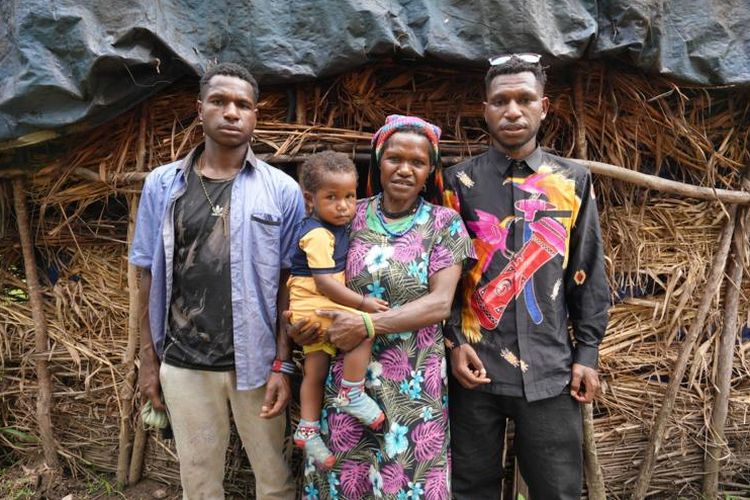 Yabanggal Wandikbo, pengungsi Nduga, bersama ketiga anaknya