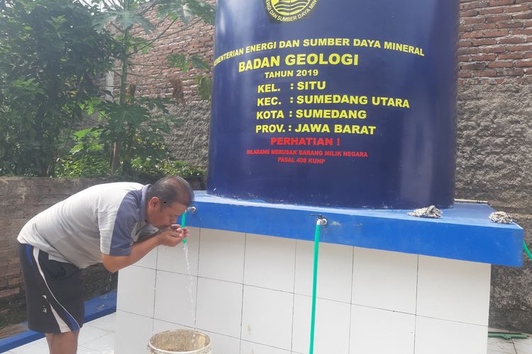 Ketua RT 04 Ketua RT 04/06, Lingkungan Cipeuteuy Baru, Edi Jubaedi (56) mengecap air rasa asin yang keluar dari sumur artesis di wilayah Sumedang kota, Jawa Barat, Jumat (17/1/2020). AAM AMINULLAH/KOMPAS.com