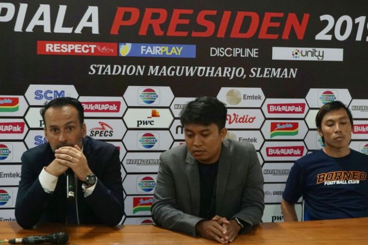 Pelatih Borneo FC, Fabio Lopez, dan Asri Akbar dalam jumpa pers usai laga melawan Persija Jakarta