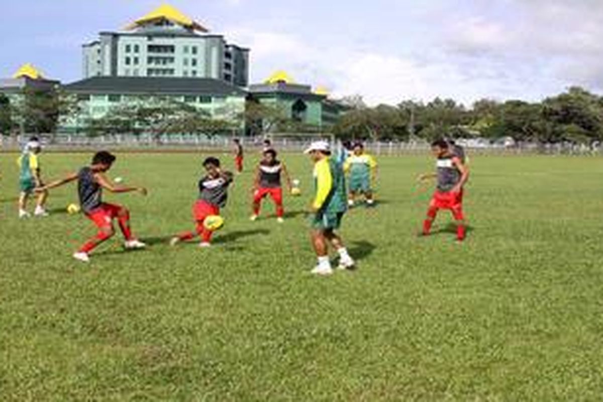Berlatiih - Setelah ikut berlatih bersamaa pemainnya, Kamis (8/3/2011) di Stadion Bomba, Barakas, Brunei Darussalam, Widodo C Putra, pelatih tim U-21 Indonesia juga memberikan latihan tendangan penalti yang tidak hanya dilakukan pemain penyerang, seperti Andik Vermansah, tetapi juga pemain lainnya. 