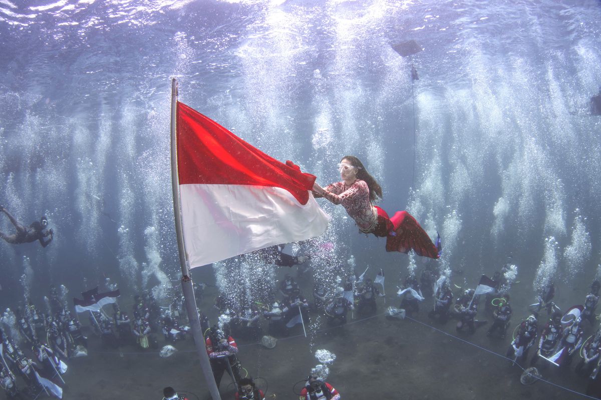 Gubernur Maluku Utara, Sherly Tjoanda, mengikuti secara langsung pengibaran bendera merah putih di dasar laut Sulamadaha, Ternate.(