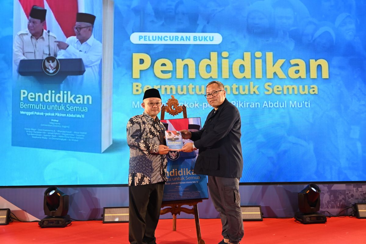 Menteri Pendidikan Dasar dan Menengah (Mendikdasmen) Abdul Mu?ti bersama Vice President National News KG Media Paulus Tri Agung Kristanto saat peluncuran buku ?Pendidikan Bermutu untuk Semua: Menggali Pokok-pokok Pikiran Abdul Mu?ti? di Jakarta, Senin (27/10/2025).