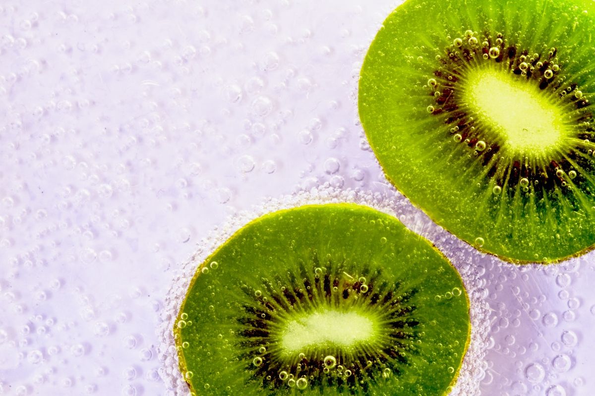 Ilustrasi buah kiwi, salah satu makanan yang membuat kulit glowing