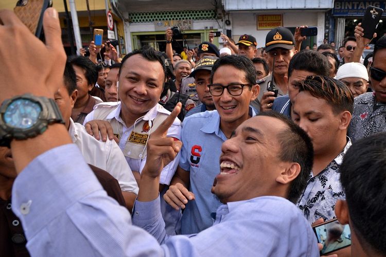 Relawan berfoto bersama Calon Wakil Presiden nomor urut 02 Sandiaga Uno (tengah) saat berkunjung di kawasan kuliner Jalan Roda, Manado, Sulawesi Utara, Senin (5/11/2018). Kunjungan tersebut dalam rangka silaturahmi dengan para relawan dan kader sekaligus berdialog bersama sejumlah perwakilan warga Manado. ANTARA FOTO/Adwit B Pramono/kye.