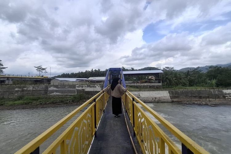Jembatan besi di DI Kedung Putri, Purworejo.