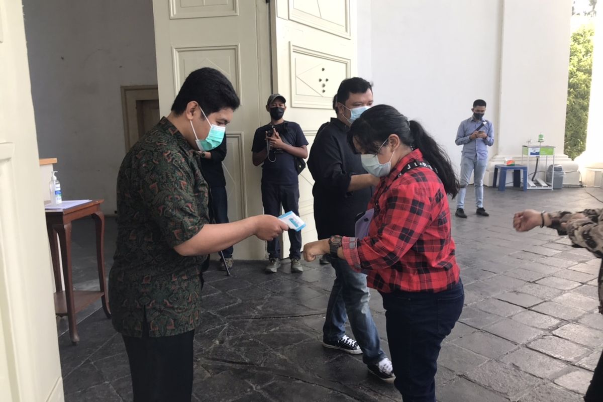 Panitia Misa Natal mengarahkan para jemaat Gereja Immanuel, Gambir, Jakarta untuk mencuci tangan dan melakukan cek suhu sebelum masuk ke dalam gereja pada Jumat (25/12/2020) pagi.