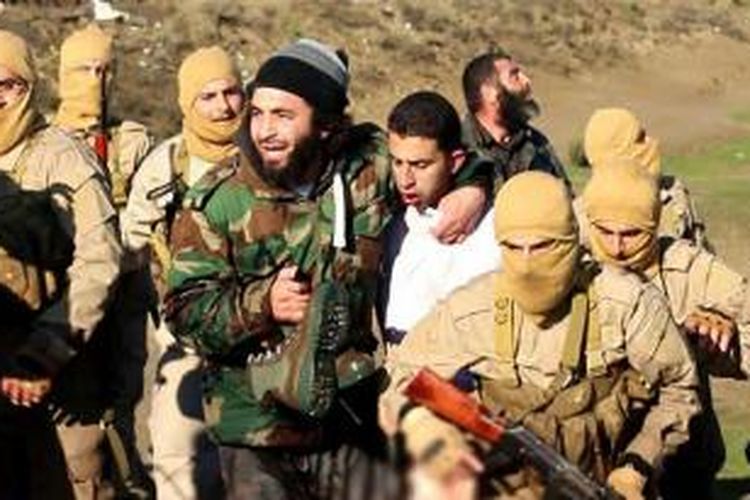 Sebuah foto dirilis oleh ISIS di situsnya, Rabu (24/12/2014), yang memperlihatkan penawanan pilot Yordania. ISIS menawan pilot itu setelah menembak jatuh pesawatnya dengan misil.