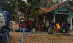 Warga Tigaraksa Kesulitan Dapat Air Bersih, Pj Bupati Tangerang Kirimkan Bantuan Mobil Tangki Air