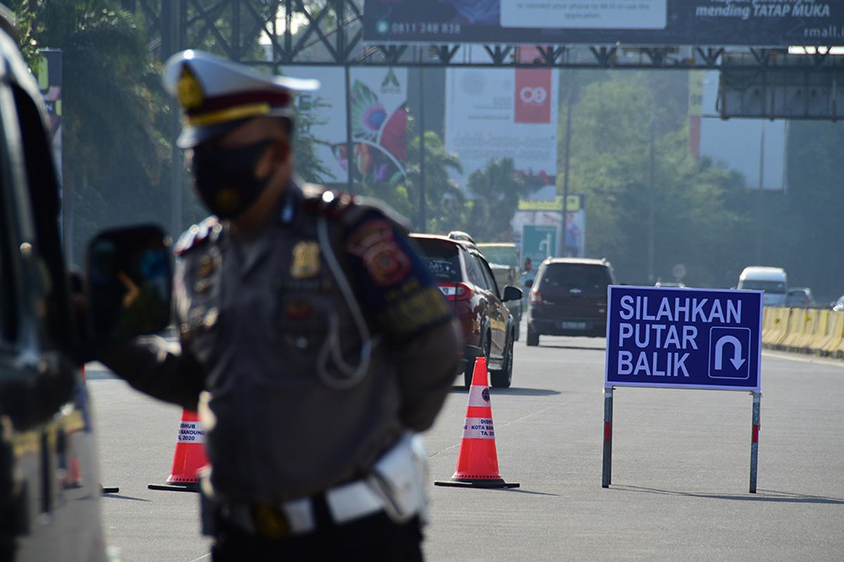 Petugas gabungan dari Polrestabes Bandung dan Dinas Perhubungan Kota Bandung melaksanakan penerapan ganjil genap di depan pintu gerbang Tol Pasteur, Bandung, Jawa Barat, Jumat (3/9/2021). Penerapan ganjil genap di lima titik gerbang tol Kota Bandung ini merupakan salah satu upaya untuk mengendalikan arus kendaraan yang masuk selama akhir pekan guna menekan penyebaran virus corona.