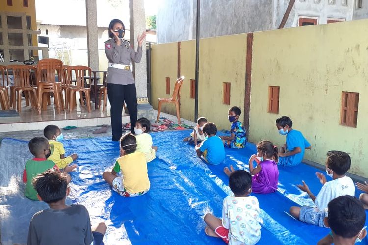 Bripka Honny Bain pada Direktorat Lalu Lintas Polda Nusa Tenggara Timur (NTT), mengajak sejumlah anak-anak korban Badai Seroja untuk bermain bersama