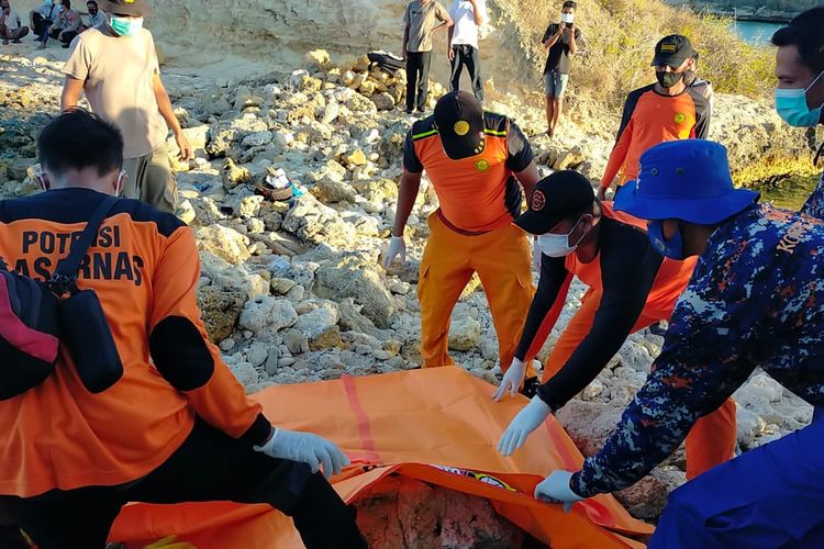 Tim SAR gabungan saat mengevakuasi jenazah pemancing yang hilang di Perairan Toro Maria, Kecamatan Sape, Kabupaten Bima, Jumat (8/7/2022).