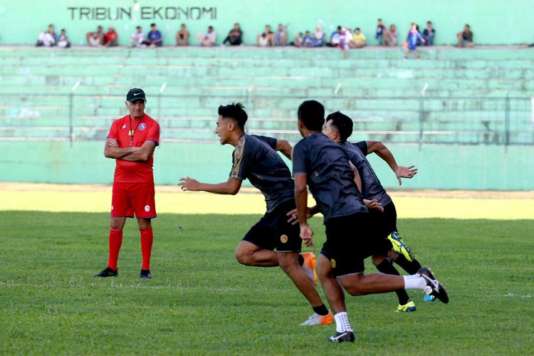 Pelatih Arema FC, Mario Gomez memimpin latihan perdana untuk musim 2020 di Stadion Gajayana Malang, Jawa Timur, Kamis (16/11/2019) sore.