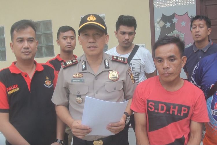 Kapolsek Indralaya AKP Bambang Julianto memberikan keterangan terkait penangkapan tersangka Amir Martono pelaku penggelapan sepeda motor yang uang hasilnya untuk membeli sabu