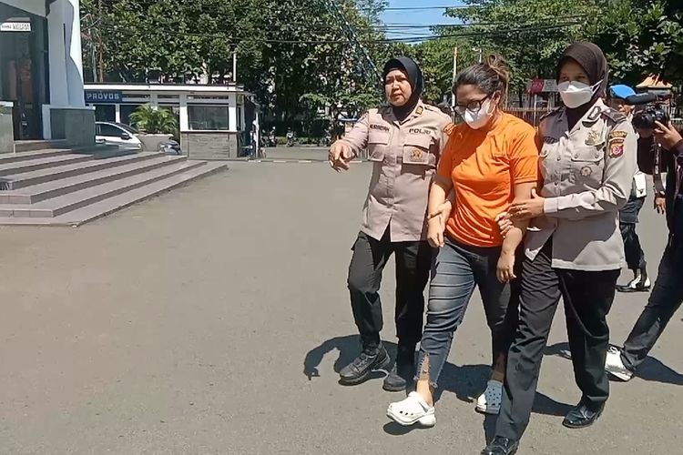 Polisi tangkap oknum pegawai jasa travel yang bawa kabur uang studi tour ratusan siswa SMAN 21 Bandung. Adapun pelaku diketahui seorang freelancer tour leader berinisial ICL (33).
